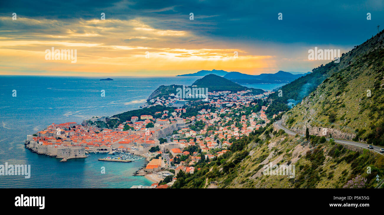 Panoramablick auf das luftbild der Altstadt von Dubrovnik, eines der bekanntesten touristischen Destinationen im Mittelmeer, in schönen, goldenen Eva Stockfoto