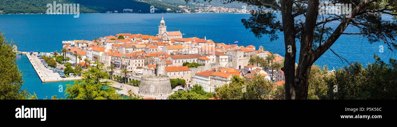 Schöne Aussicht auf die Altstadt von Korcula auf einem schönen, sonnigen Tag mit blauen Himmel und Wolken im Sommer, Insel Korcula, Dalmatien, Kroatien Stockfoto