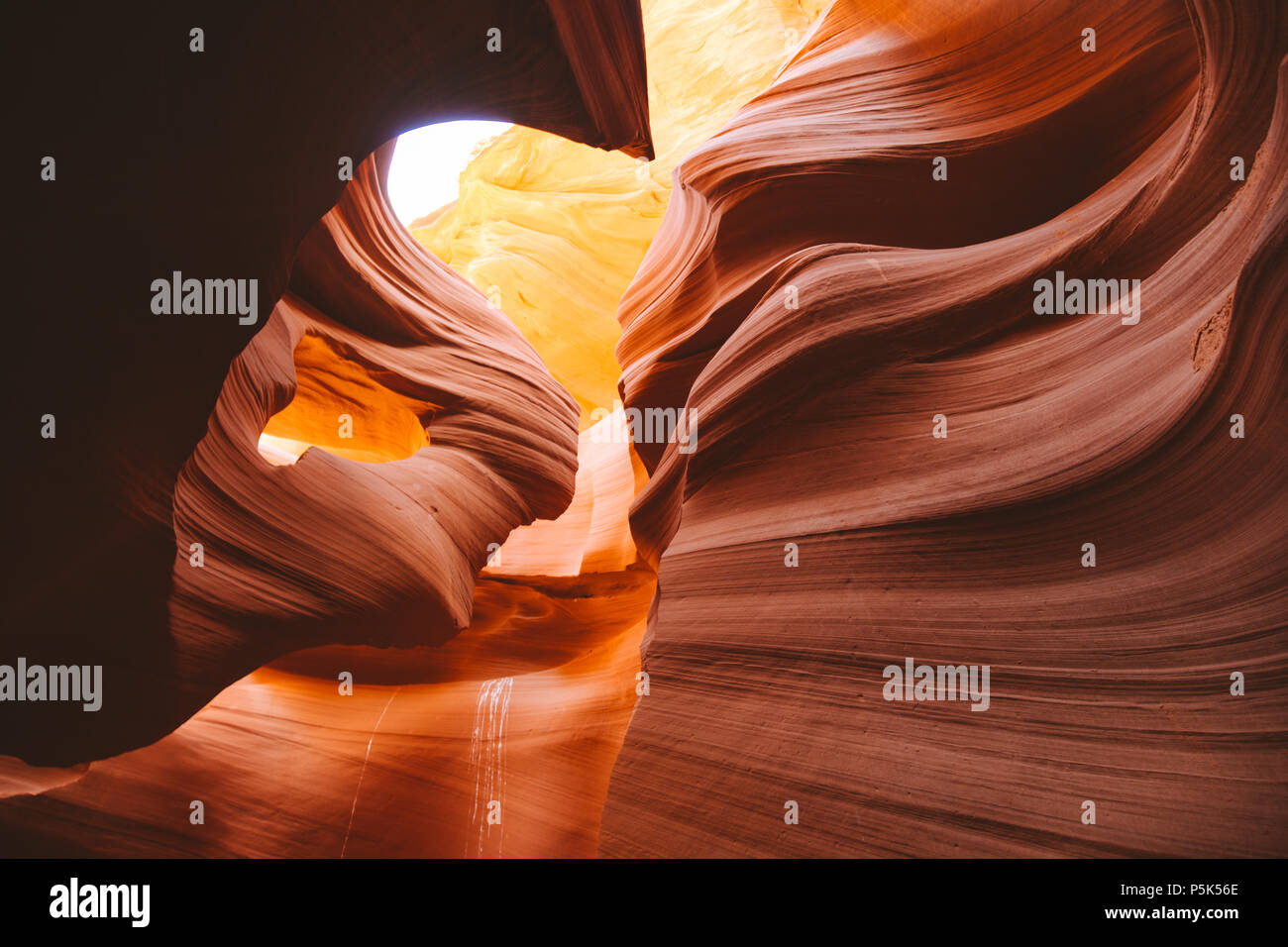 Schöne, weite Betrachtungswinkel von erstaunlichen Sandstein Felsformationen in berühmten Antelope Canyon an einem sonnigen Tag mit blauen Himmel in der Nähe der Altstadt von Seite am See Pow Stockfoto