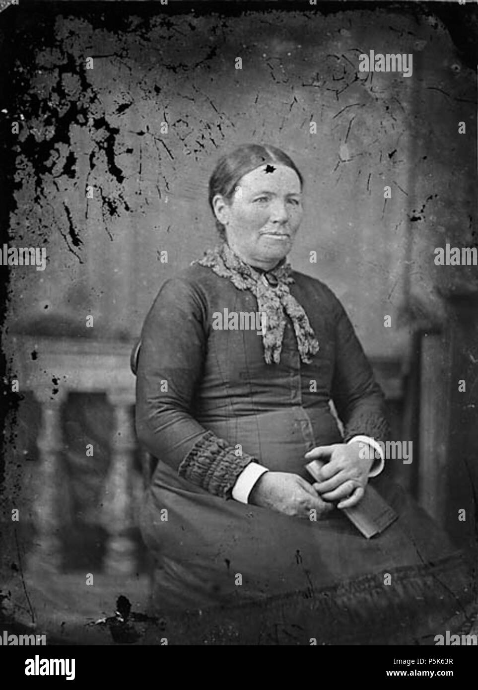 [Eine Frau sitzen und ein gutes Buch] [Graphic].. 1 Negativ: Glas, nassen Collodium, b&w, 10,5 x 8,5 cm. ca. 1875. Thomas, John, 48 eine Frau sitzen und ein gutes Buch NLW 3364896 Stockfoto