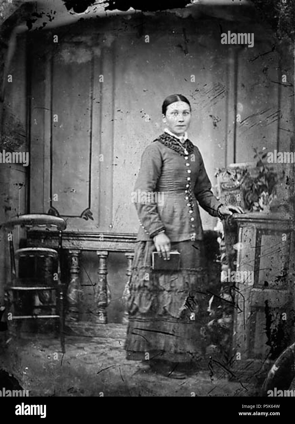 [Eine Frau, und halten ein Buch] [Graphic].. 1 Negativ: Glas, nassen Collodium, b&w, 10,5 x 8 cm. ca. 1875. Thomas, John, 48 eine Frau, und halten ein Buch NLW 3364720 Stockfoto