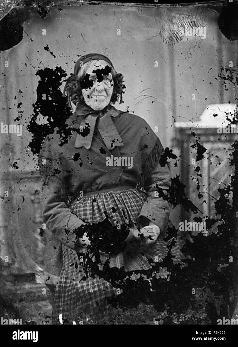 [Frau] [Graphic].. 1 Negativ: Glas, nassen Collodium, b&w; 11 x 8,5 cm. ca. 1875. Thomas, John, 48 eine Frau sitzen NLW 3365051 Stockfoto