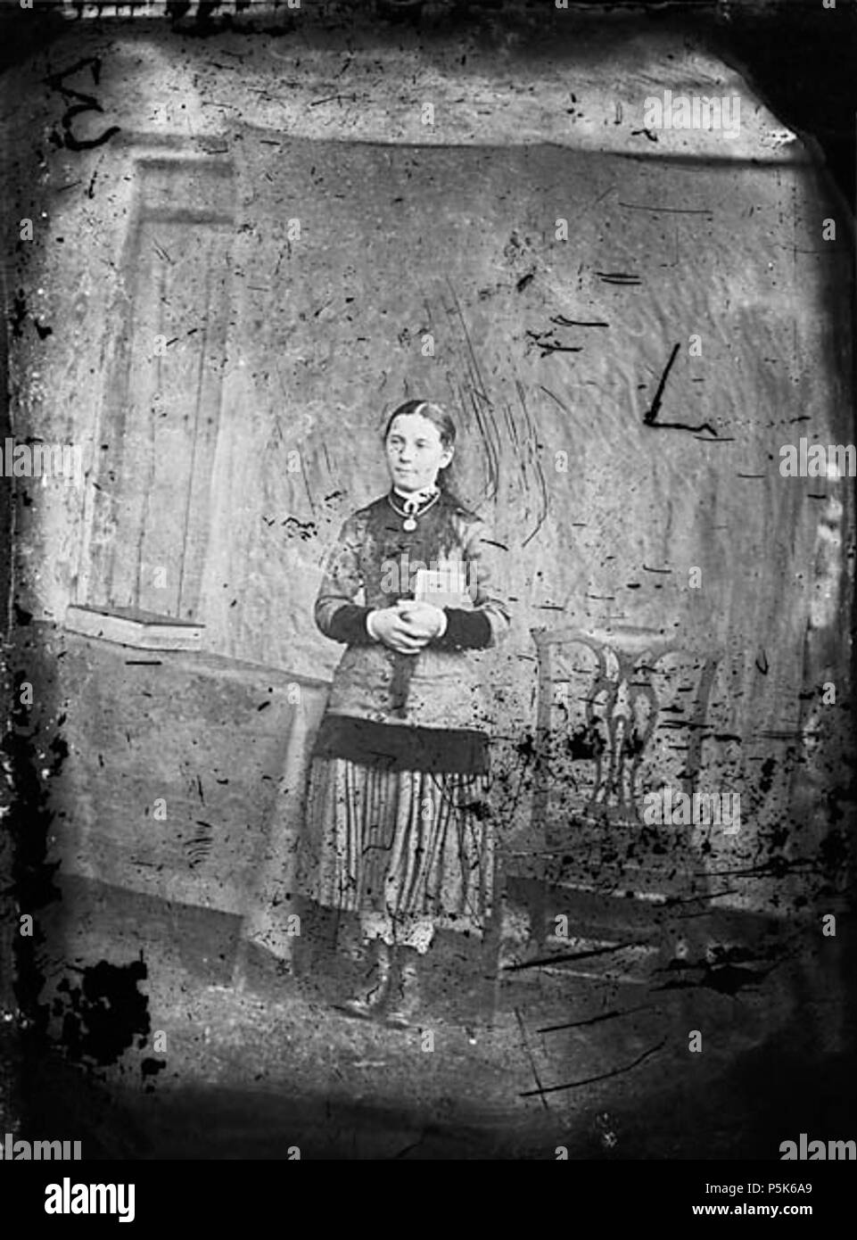 [Eine junge Frau stehen und die ein Buch] [Graphic].. 1 Negativ: Glas, nassen Collodium, b&w, 10,5 x 8 cm. ca. 1875. Thomas, John, 49, eine junge Frau stehen und die ein Buch NLW 3364921 Stockfoto