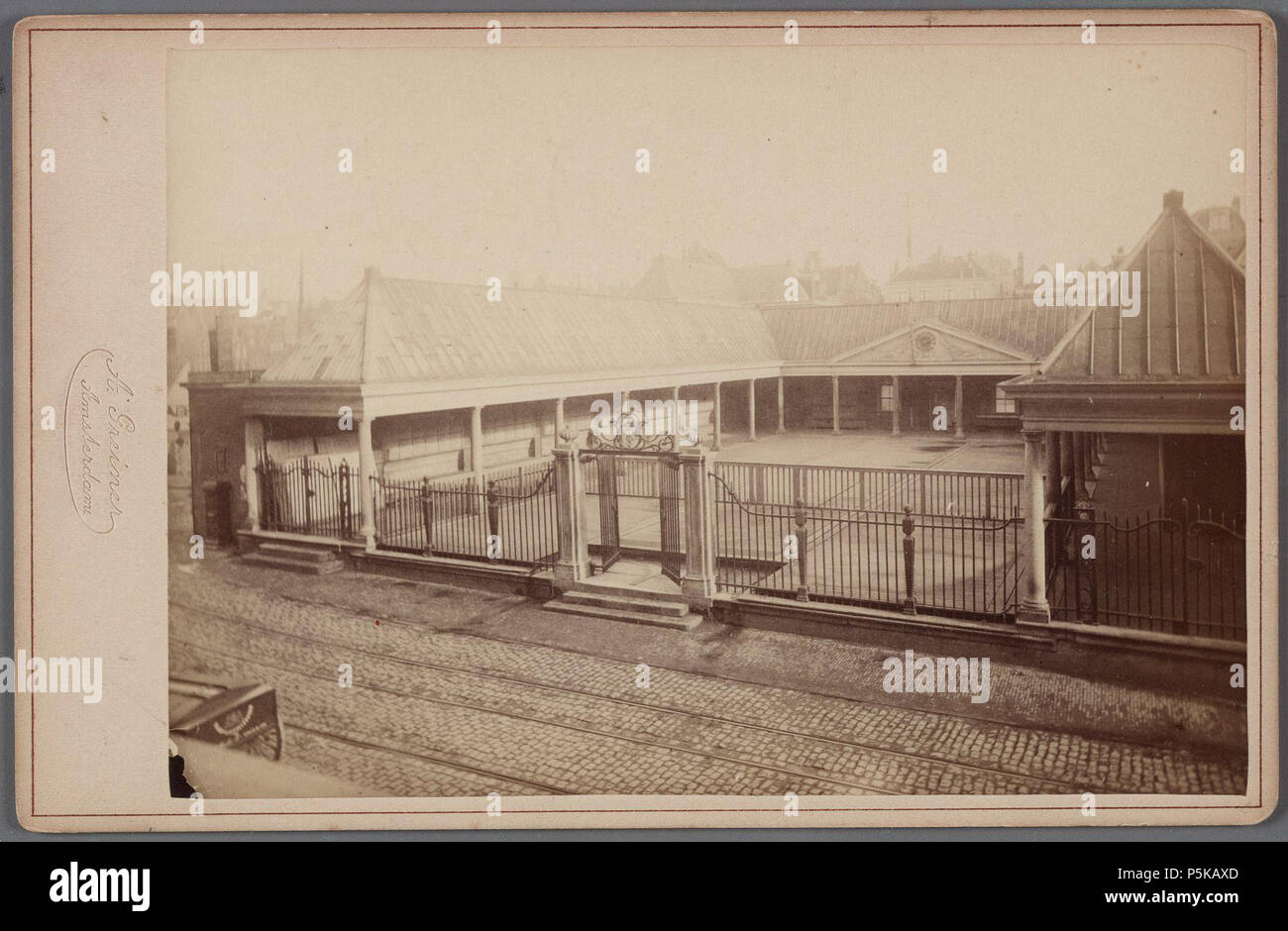 N/A. Deutsch: Beschreibung Gezicht op de binnenplaats van de oude Korenbeurs aan het Damrak met Op de voorgrond de Schienen van de 1876 geopende paardentramlijn Dam-Prins Hendrikkade Documenttype foto Vervaardiger Greiner, Albert (1833-1890) Collectie Collectie Stadsarchief Amsterdam: kabinetfoto Datering's 1876 t/m 1883 Geografische naam Damrak Inventarissen Http://archief.amsterdam/archief/10005/221 Afbeeldingsbestand 010005000221. 1876 t/m 1883. Greiner, Albert (1833-1890) 73 Albert Greiner Afb 010005000221 Stockfoto