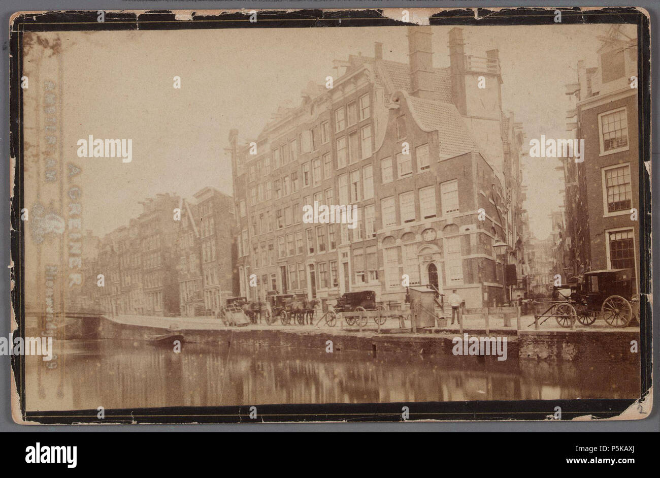 N/A. Deutsch: Beschreibung Nieuwezijds Voorburgwal gezien ter Hoogte van de Nieuwe Nieuwstraat in noordelijke Richting, vóór de demping 1884 Adres fotograaf op Verso: Nieuwendijk. L 89 (nummering voor 1875: Nieuwendijk. L 87). Documenttype foto Vervaardiger Greiner, Albert (1833-1890) Collectie Collectie Stadsarchief Amsterdam: kabinetfoto Datering's 1875 t/m 1884 Geografische naam Nieuwezijds Voorburgwal Nieuwe Nieuwstraat Inventarissen Http://archief.amsterdam/archief/10005/57 Afbeeldingsbestand 010005000057. 1875 t/m 1884. Greiner, Albert (1833-1890) 73 Albert Greiner Afb 010005000057 Stockfoto