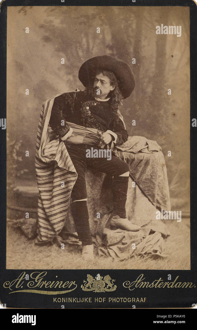 N/A. Deutsch: Beschreibung Portret van een onbekende Mann, zehn voeten uit musketierskostuum. Mogelijk Akteure von operazanger Documenttype foto Vervaardiger Greiner, Albert (1833-1890) Collectie Collectie Stadsarchief Amsterdam: kabinetfoto Datering's 1885 Ca. t/m 1890 Ca. Inventarissen Http://archief.amsterdam/archief/10005/1960 Afbeeldingsbestand 010005001960. 1885 Ca. t/m 1890 Ca.. Greiner, Albert (1833-1890) 73 Albert Greiner Afb 010005001960 Stockfoto
