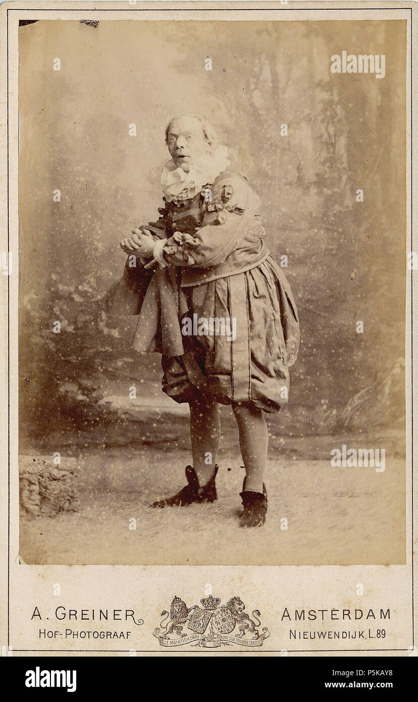 N/A. Deutsch: Beschreibung Portret zehn voeten uit van toneelspeler (komediant) Johannes Philip Kelly met opdracht aan kapelmeester J.M.S. Henckenroth Documenttype foto Vervaardiger Greiner, Albert (1833-1890) Collectie Collectie Stadsarchief Amsterdam: kabinetfoto Datering's 1885 Ca. t/m 1890 Ca. Inventarissen Http://archief.amsterdam/archief/10005/1956 Afbeeldingsbestand 010005001956. 1885 Ca. t/m 1890 Ca.. Greiner, Albert (1833-1890) 73 Albert Greiner Afb 010005001956 Stockfoto