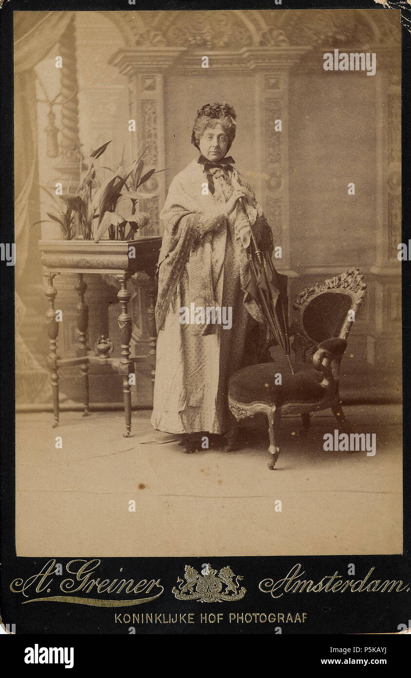 N/A. Deutsch: Beschreibung Portret van een onbekende oudere Vrouw met paraplu, zehn voeten uit naast een Stoel met theaterachtig Dekor als Achtergrond Mogelijk Schauspielerin. Documenttype foto Vervaardiger Greiner, Albert (1833-1890) Collectie Collectie Stadsarchief Amsterdam: kabinetfoto Datering's 1880 Ca. t/m 1890 Ca. Inventarissen Http://archief.amsterdam/archief/10005/1955 Afbeeldingsbestand 010005001955. 1880 Ca. t/m 1890 Ca.. Greiner, Albert (1833-1890) 73 Albert Greiner Afb 010005001955 Stockfoto
