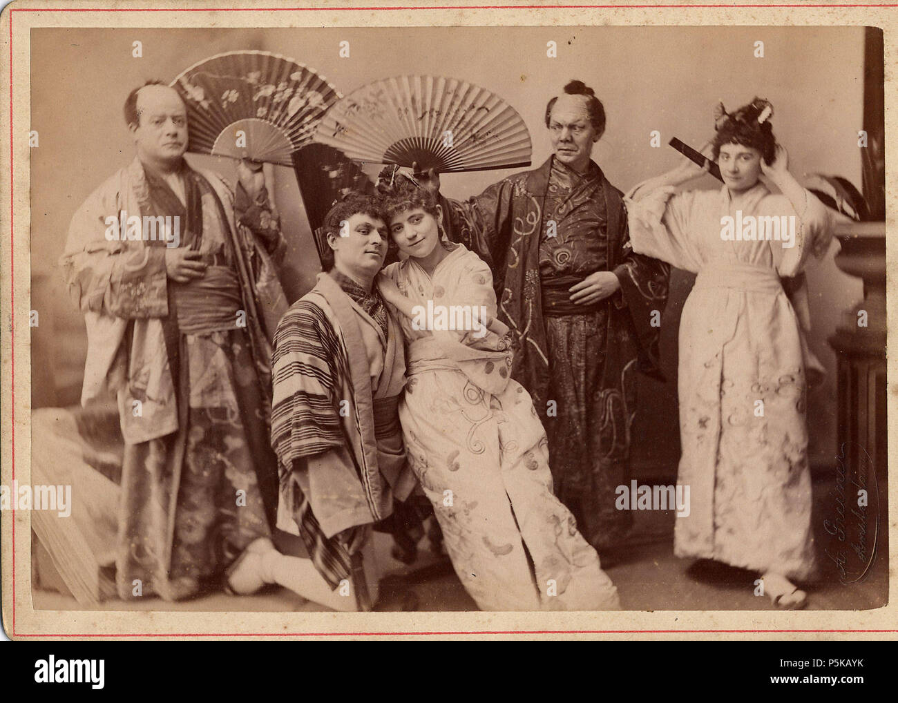 N/A. Deutsch: Beschreibung Groepsportret van een operagezelschap in Aziatische kledij Waaronder S. de Keukelaere (uit Gent), met opdracht aan kapelmeester J.M.S. Henckenroth Documenttype foto Vervaardiger Greiner, Albert (1833-1890) Collectie Collectie Stadsarchief Amsterdam: kabinetfoto Datering 1888 Inventarissen Http://archief.amsterdam/archief/10005/1961 Afbeeldingsbestand 010005001961. 1888. Greiner, Albert (1833-1890) 73 Albert Greiner Afb 010005001961 Stockfoto