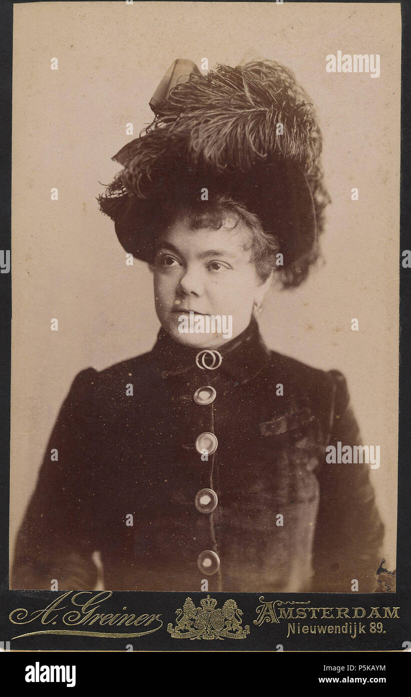 N/A. Deutsch: Beschreibung Portret van operettezangeres en Schauspielerin Mina Buderman-van Dijk, met Erkundung gehackt Documenttype foto Vervaardiger Greiner, Albert (1833-1890) Collectie Collectie Stadsarchief Amsterdam: kabinetfoto Datering's 1885 Ca. t/m 1890 Ca. Inventarissen Http://archief.amsterdam/archief/10005/1976 Afbeeldingsbestand 010005001976. 1885 Ca. t/m 1890 Ca.. Greiner, Albert (1833-1890) 73 Albert Greiner Afb 010005001976 Stockfoto