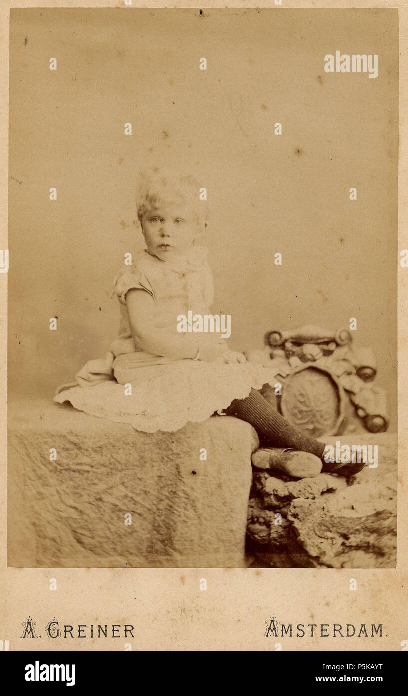 N/A. Deutsch: Beschreibung Portret van een Art in Witte Jurk, zittend op een verhoging Documenttype foto Vervaardiger Greiner, Albert (1833-1890) Collectie Collectie Stadsarchief Amsterdam: kabinetfoto Datering's 1885 Ca. t/m 1890 Ca. Inventarissen Http://archief.amsterdam/archief/10005/1975 Afbeeldingsbestand 010005001975. 1885 Ca. t/m 1890 Ca.. Greiner, Albert (1833-1890) 73 Albert Greiner Afb 010005001975 Stockfoto