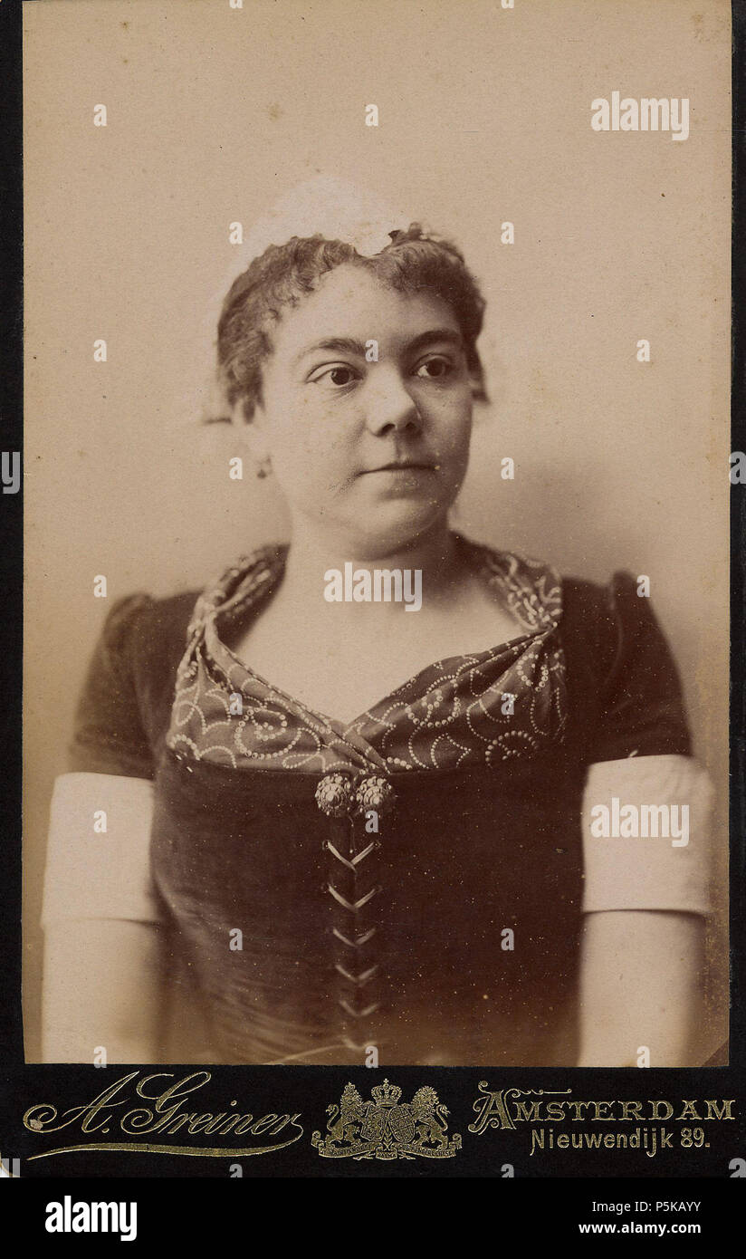 N/A. Deutsch: Beschreibung Portret van operettezangeres en Schauspielerin Mina Buderman-van Dijk, met Kanten kapje Documenttype foto Vervaardiger Greiner, Albert (1833-1890) Collectie Collectie Stadsarchief Amsterdam: kabinetfoto Datering's 1885 Ca. t/m 1890 Ca. Inventarissen Http://archief.amsterdam/archief/10005/1977 Afbeeldingsbestand 010005001977. 1885 Ca. t/m 1890 Ca.. Greiner, Albert (1833-1890) 73 Albert Greiner Afb 010005001977 Stockfoto