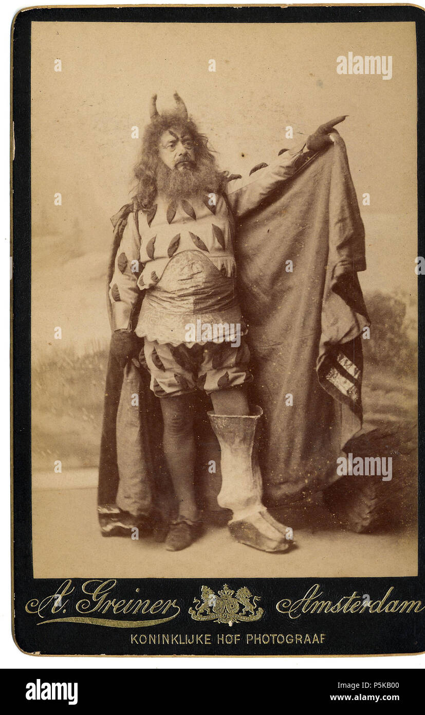 N/A. Deutsch: Beschreibung Portret zehn voeten uit van onbekende Mann in satyrkostuum, Mogelijk een operazanger der Akteure Documenttype foto Vervaardiger Greiner, Albert (1833-1890) Collectie Collectie Stadsarchief Amsterdam: kabinetfoto Datering's 1885 Ca. t/m 1890 Ca. Inventarissen Http://archief.amsterdam/archief/10005/1981 Afbeeldingsbestand 010005001981. 1885 Ca. t/m 1890 Ca.. Greiner, Albert (1833-1890) 73 Albert Greiner Afb 010005001981 Stockfoto