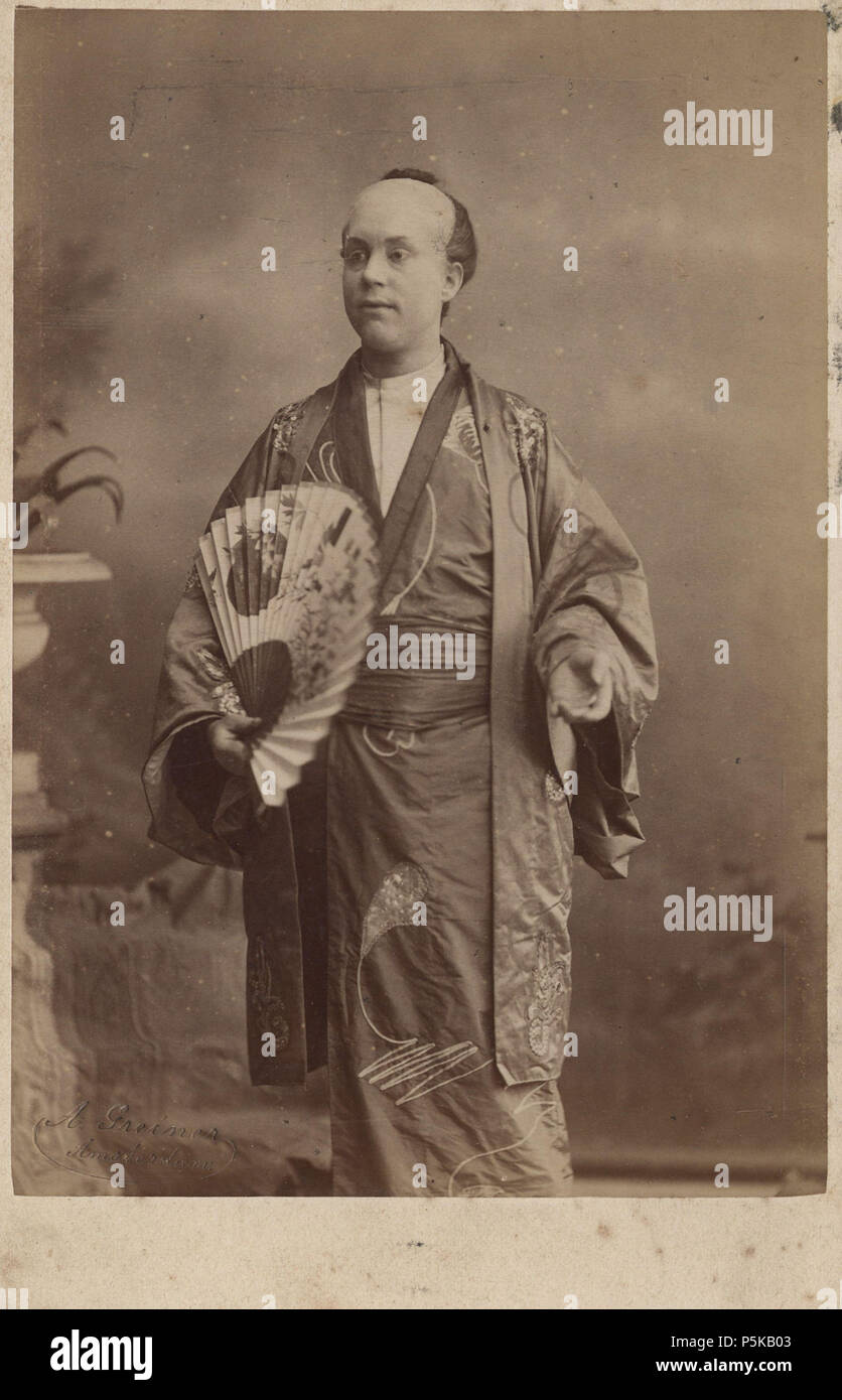 N/A. Deutsch: Beschreibung Portret van operazanger August F.C. In Vrieke aziatisch kostuum, met opdracht aan kapelmeester J.M.S. Henckenroth Documenttype foto Vervaardiger Greiner, Albert (1833-1890) Collectie Collectie Stadsarchief Amsterdam: kabinetfoto Datering's 1888 Ca. Inventarissen Http://archief.amsterdam/archief/10005/1999 Afbeeldingsbestand 010005001999. ca. 1888. Greiner, Albert (1833-1890) 73 Albert Greiner Afb 010005001999 Stockfoto