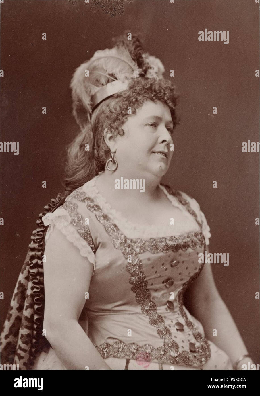 N/A. Aline Duval dans La Princesse de Trébizonde au théâtre des Variétés (1888), klischee Nadar. 1888. Nadar (1820 - 1910) Alternative Namen Gaspard-Félix Tournachon legal Name: Pseudonym: Nadar Beschreibung der französische Fotograf, Karikaturist, Schriftsteller und Ballonfahrer Datum der Geburt / Tod 6. April 1820 20. März 1910 Ort der Geburt / Todes Paris früheren 4. Arrondissement von Paris arbeiten Zeitraum 1854 - 1910 Standort Paris Authority control: Q 40116 VIAF: 84808952 ISNI: 0000 0001 2141 8535 ULAN: 500005199 50014563 LCCN: n NLA: 35553829 WorldCat 85 Aline Duval Stockfoto