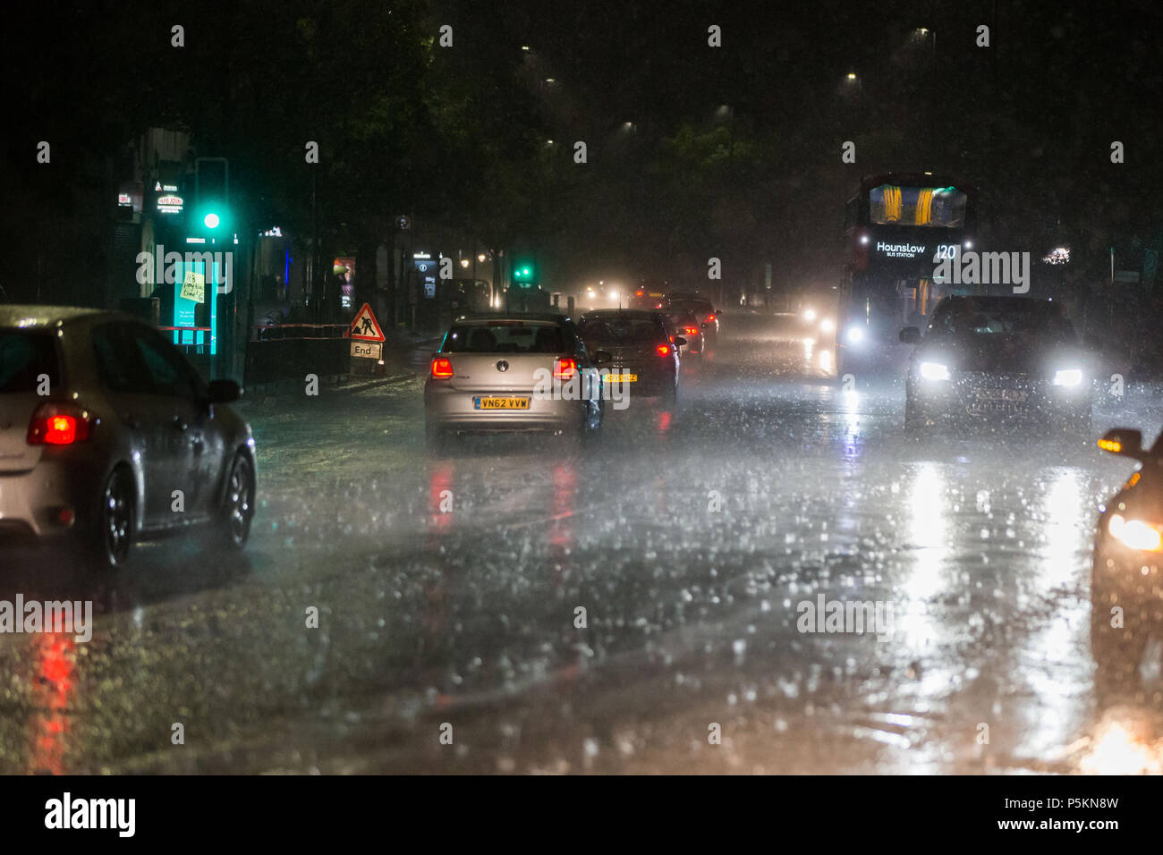 Riesiges Gewitter und sintflutartige Regenfälle über Northolt in West London. Mit: Atmosphäre, Wo: London, England, Großbritannien Wann: 27. Mai 2018 Credit: Wheatley/WANN Stockfoto