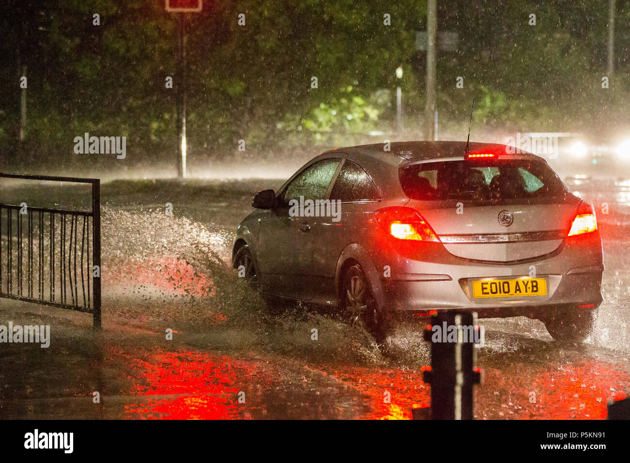 Riesiges Gewitter und sintflutartige Regenfälle über Northolt in West London. Mit: Atmosphäre, Wo: London, England, Großbritannien Wann: 27. Mai 2018 Credit: Wheatley/WANN Stockfoto