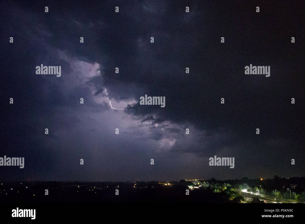 Riesiges Gewitter und sintflutartige Regenfälle über Northolt in West London. Mit: Atmosphäre, Wo: London, England, Großbritannien Wann: 27. Mai 2018 Credit: Wheatley/WANN Stockfoto