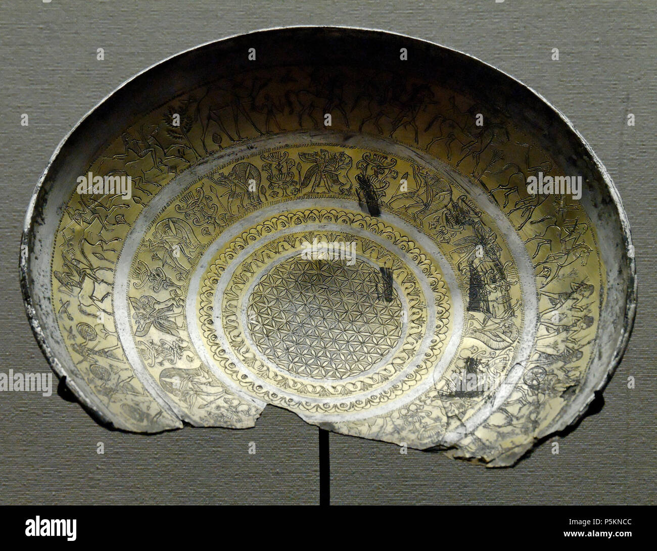 N/A. Englisch: Schale mit mythologischen Szenen, eine Sphinx Frieze und die Darstellung eines Königs seine Feinde besiegt. Das Zentrum enthält eine Version des 'Blume des Lebens' geometrische Muster. Cypro-Archaic I (8. - 7. Jh. v. Chr.). Von Idalion auf Zypern. Français: Coupé ornée de bekämpft mythologiques, d'une Frise de Sphinx et d'un Roi terrassant des Ennemis. Chypro-Archaïque (VIIIe-VIIe siècles Av. J.-C.). Provenienz: Idalion, Chypre. . Zwischen ca. 700 und ca. 600 v. Chr.. N/A 394 Cup Idalion Louvre N 3454 Stockfoto