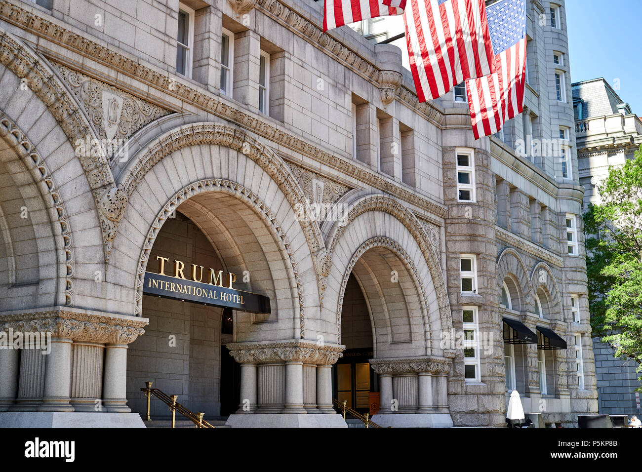 Washington DC, USA - Juni 5, 2018: Trump International Hotel Anmelden die Bögen der alten Postgebäude an der Pennsylvania Avenue Stockfoto