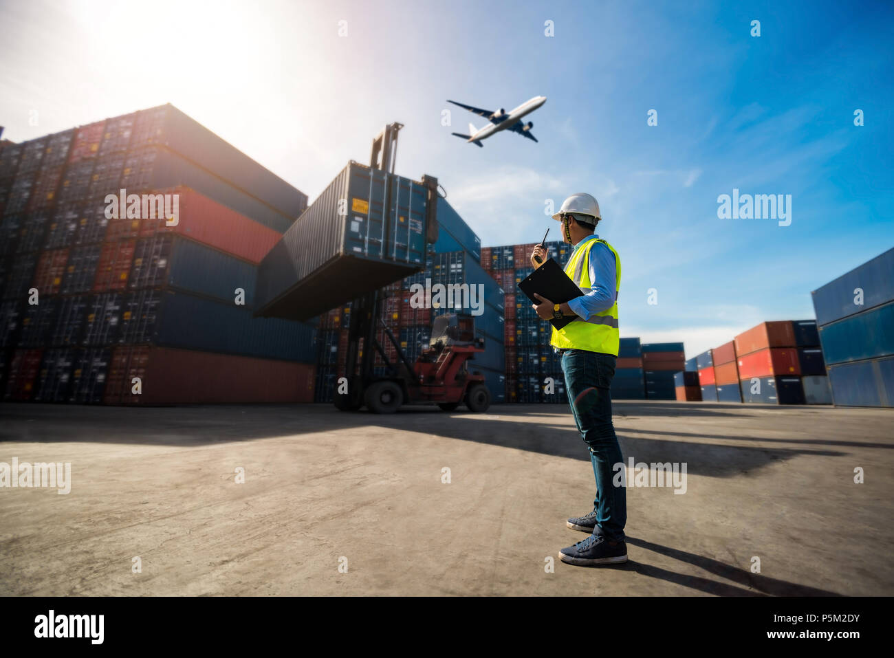 Foreman Steuerung laden Box Container Lkw für Logistik Import Export Hintergrund, Business Logistikkonzept, Import und Export Konzept Stockfoto