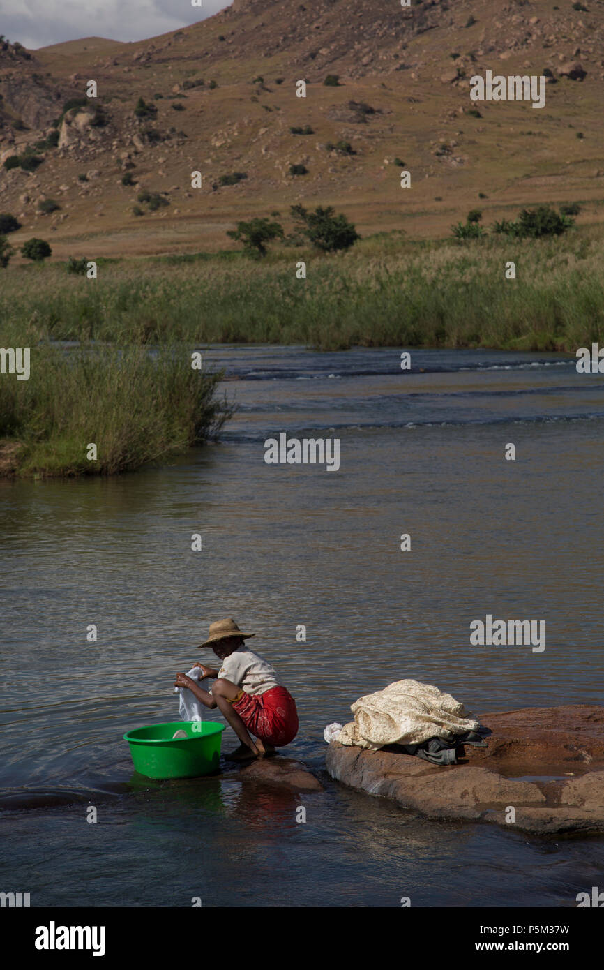 Frau Wäsche waschen Ihrer Familie in einem lokalen Fluss, Andringitra Madagaskar Stockfoto