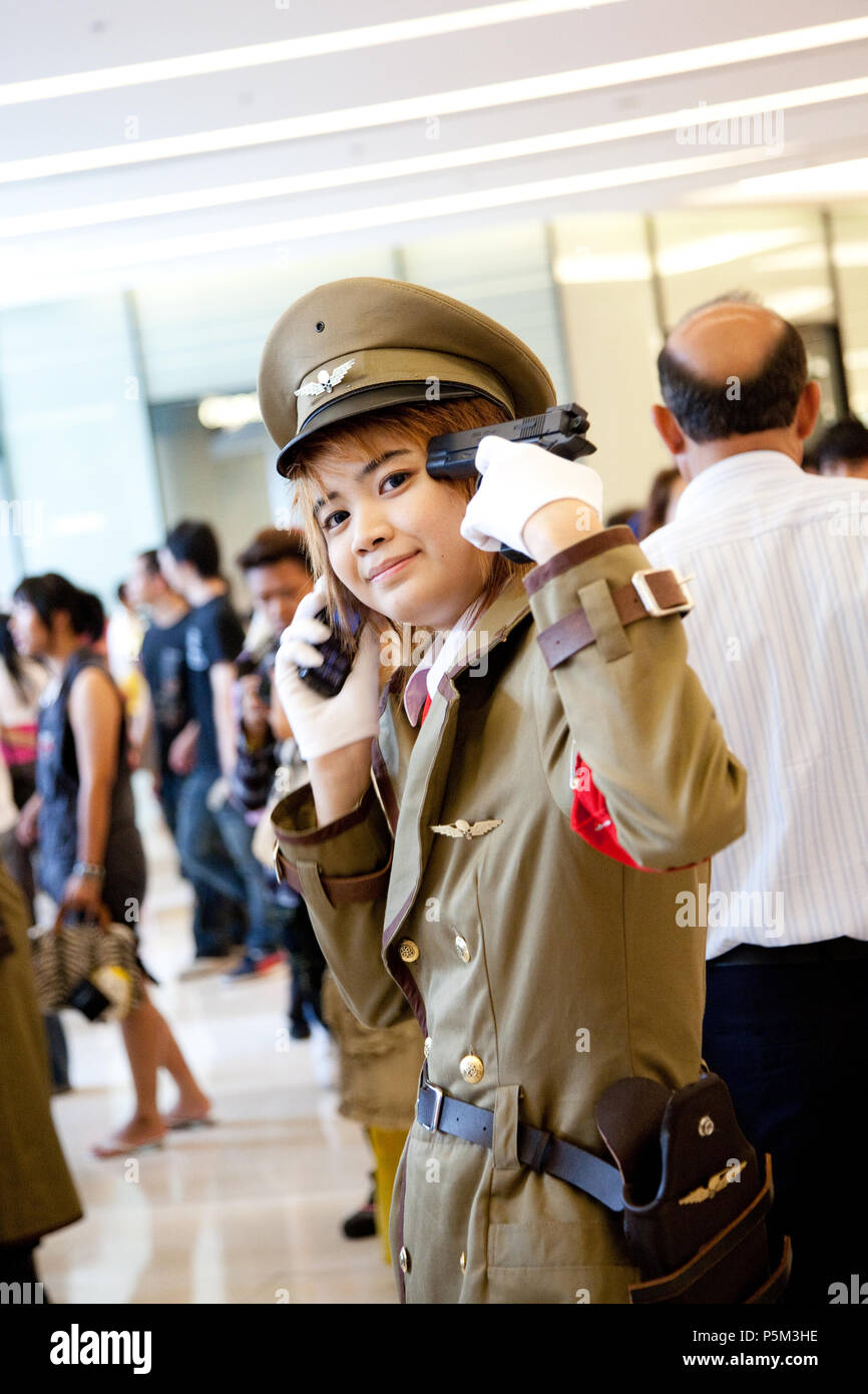 BANGKOK, THAILAND - 30. AUGUST 2008: Ein junges Mädchen in der militärischen Tracht in einem cosplay Festival im Siam Pagagon, Bangkok teilnehmen Stockfoto