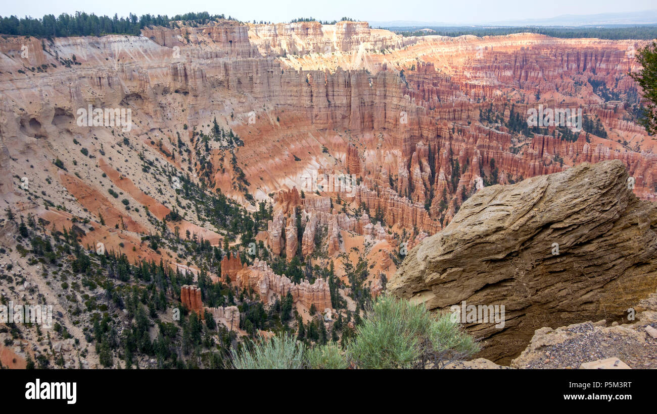 Amphitheater im Bryce Canyon National Park, die Farben der Sedimentgesteine durch viele Jahre Erosion gebildet. Stockfoto