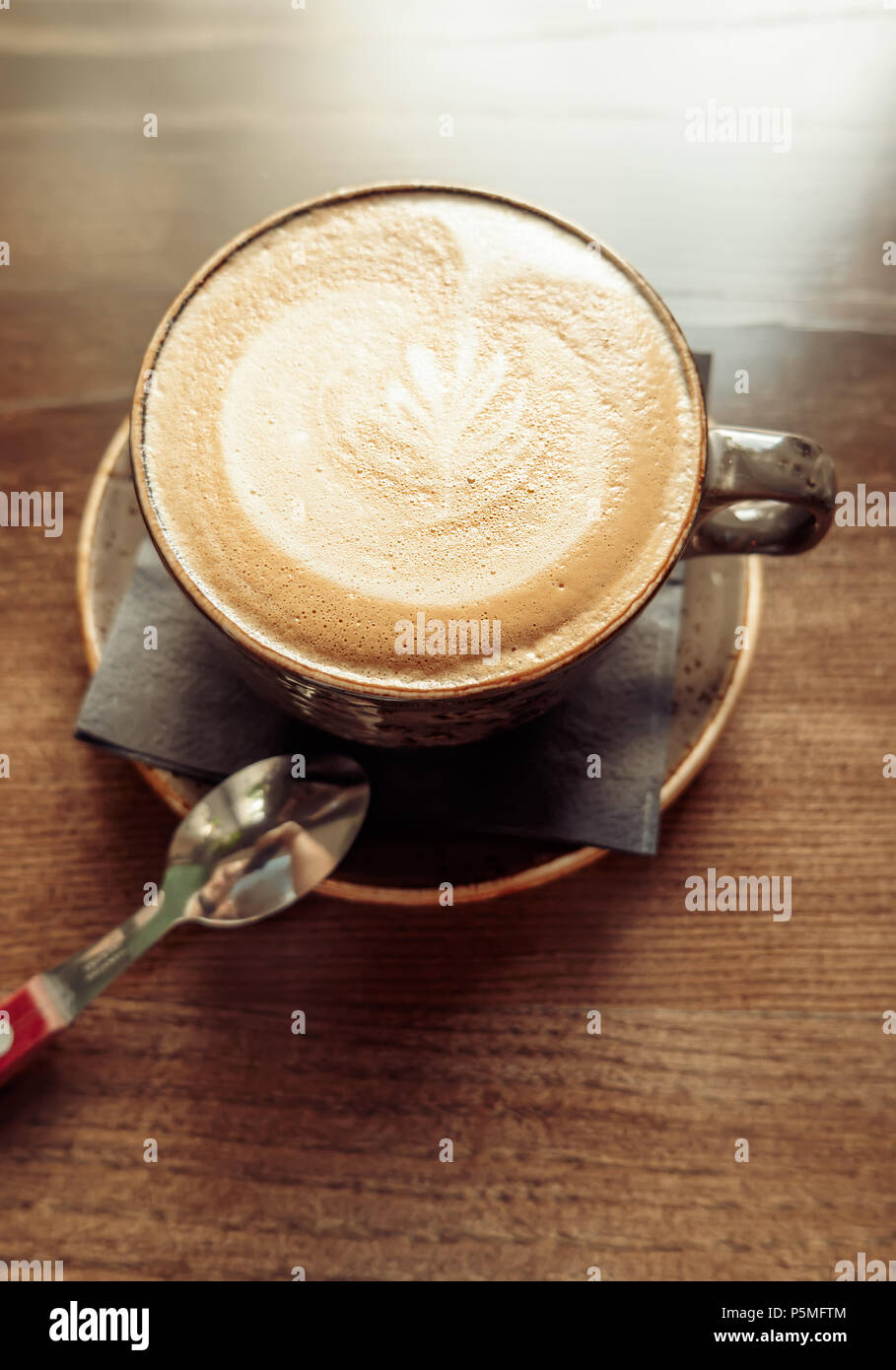 Tasse Cappuccino auf Tisch im Café Stockfoto