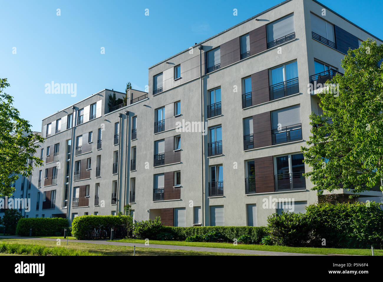 Neue graue Häuser in München gesehen, Deutschland Stockfoto