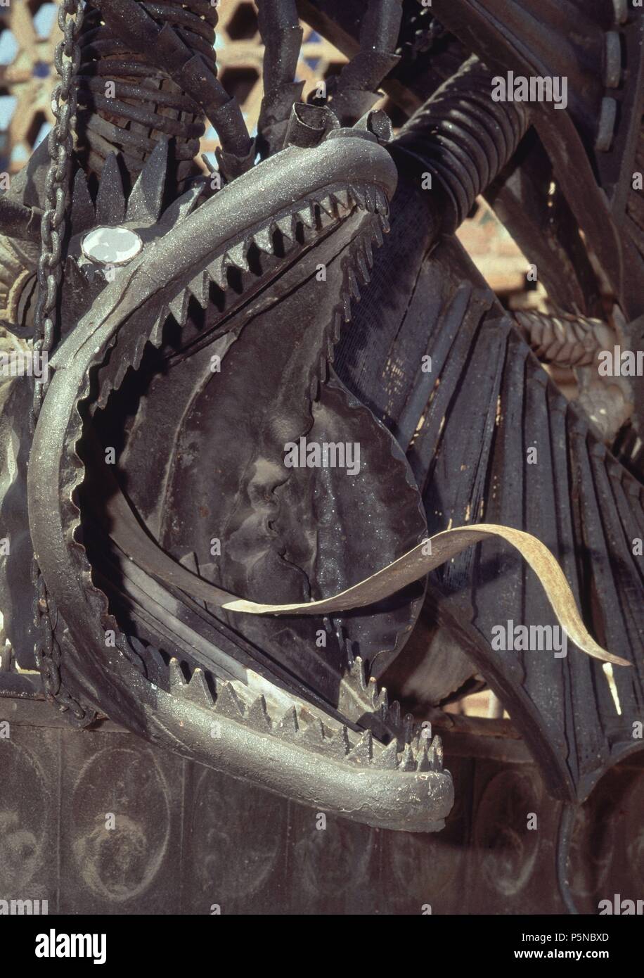 Las MEJORES DE LA PUERTA DE ENTRADA DE CARRUAJES - VERJA CON LA FIGURA DE UN DRAGON - 1884-87. Autor: Antoni Gaudí (1852-1926). Lage: FINCA GÜELL, BARCELONA, SPANIEN. Stockfoto