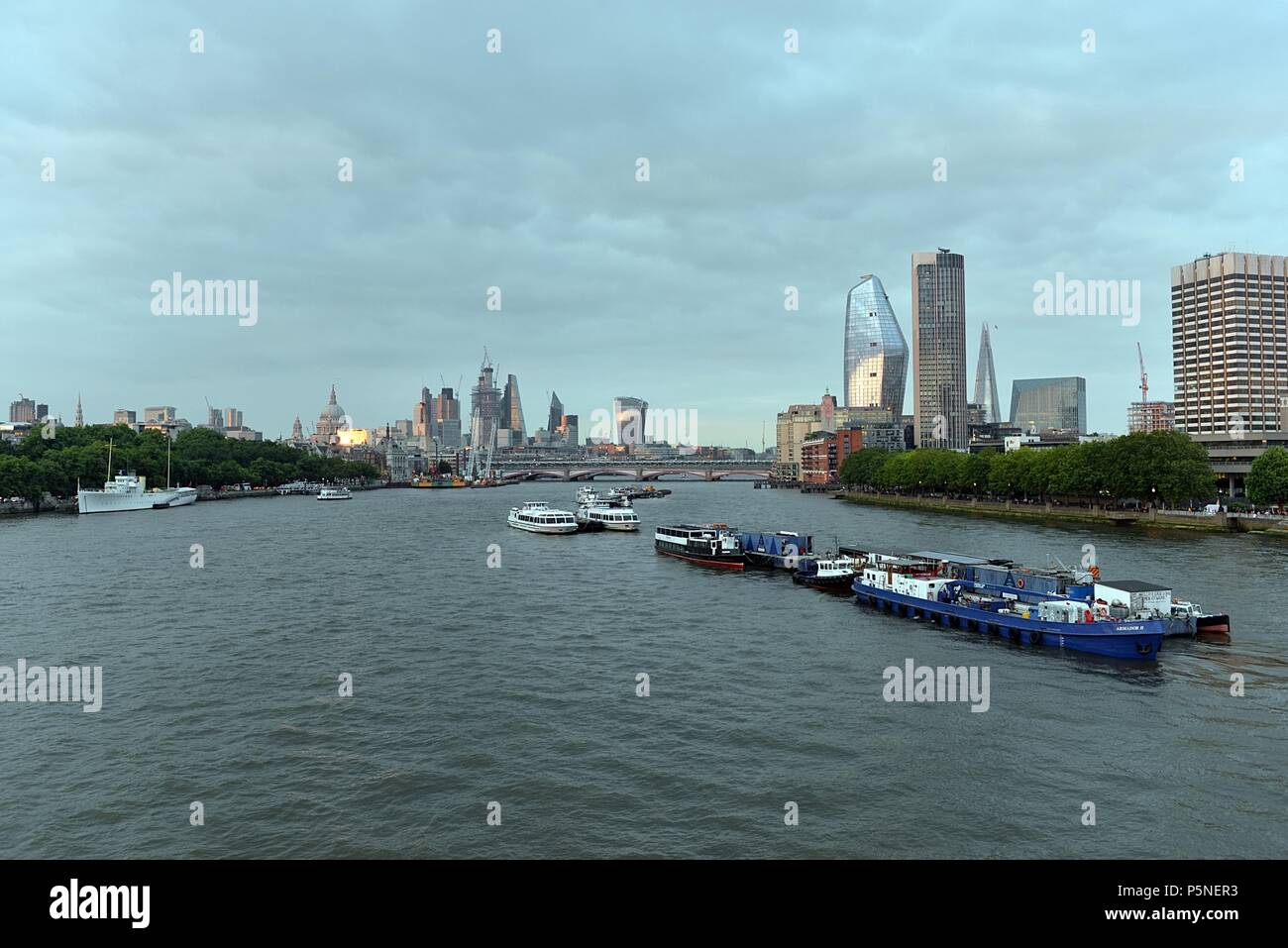 Blick von der Waterloo Bridge in London auf der Suche nach Osten in Richtung der Financial District Stockfoto