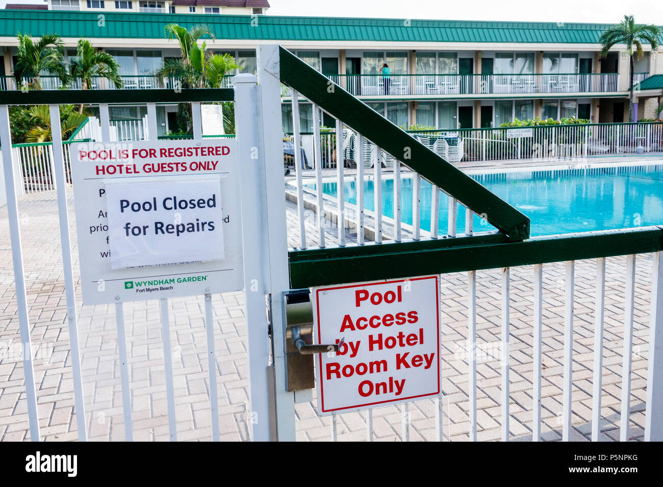 Florida, Fort Ft. Myers Beach, Wyndham Garden, Hotel, Resort, Swimmingpool, Reparaturen geschlossen, eingeschränkter Zugang, Zaun, FL170925074 Stockfoto