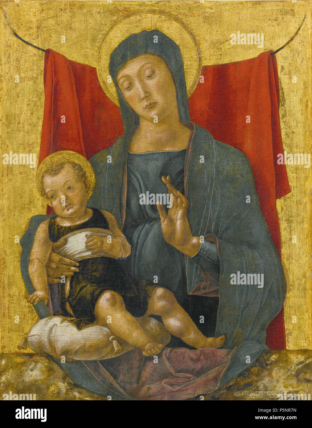 N/A. Englisch: Bartolomeo Vivarini (AKTIV IN VENEDIG 1450-1491), die Madonna und Kind vor einem roten Vorhang, signiert und auf der cartellino rechts unten vom: OPV · FACTVM · PRO · BARTHOLOMEV [M]/M [ ] M · VIVA · RI [N] VM · DEMVRIANO 1472, Tempera auf Holz, auf Leinwand übertragen, die auf dem Panel, Gold, 83,2 bis 65,4 cm. 20 Januar 2013, 09:42:05. Bartolomeo Vivarini (C. 1432 - C. 1499) 174 BARTOLOMEO VIVARINI AKTIV IN VENEDIG 1450-1491 DER MADONNA UND KIND VOR EINEM ROTEN VORHANG Stockfoto