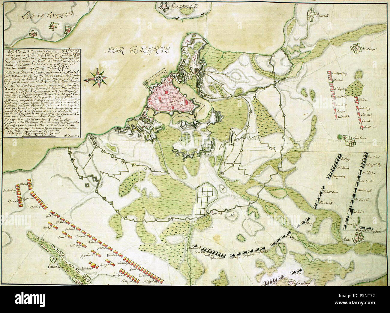English: Plan der Stadt und der Umgebung von Stralsund mit dem Feldlager der Belagerungsarmeen der Könige von Preußen und England, 15. Juli bis 19. September 1715. 1. Nach Osten ausgerichteter Plan mit dem Grundriss der Festung und den Stellungen der Dänen und Preußen mit Namen der Regimenter 2. Ausführliche Legende in französischer Sprache Français: Plan de la Ville et des Umgebung de Stralsund assiegée par les Roys De Prusse et de Danmarck de l'année 1715 avec Le Campement de l'Armée de Leurs Combinée Majestées qui Investirent Cette Place Le15.de Juillet et La prirent en Deux mois et qua Stockfoto