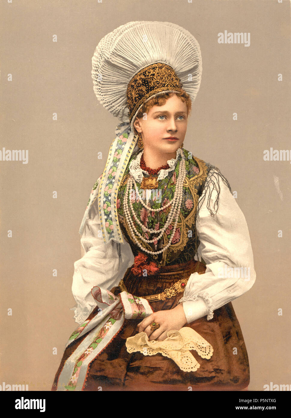 N/A. Englisch: Mädchen im nativen Kostüm, Krain, Österreich-ungarn. Das Porträt von Berta Lergetporer tragen der slowenischen nationalen Kostüm. 1897. Benedikt Lergetporer (1845 - 1910) Beschreibung österreichische Fotograf Geburtsdatum / Tod 31. Mai 1845 14. November 1910 Ort der Geburt / Todes Salzburg arbeiten Ort Bled BLED Authority control: Q 33206166 186 Benedikt Lergetporer - Mädchen im nativen Kostüm, Krain, Österreich-Ungarn Stockfoto