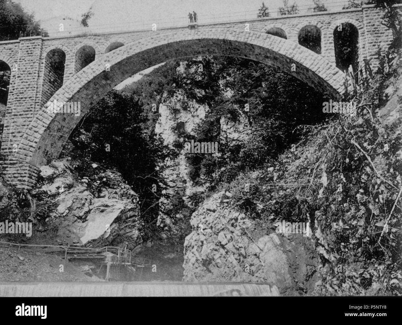 N/A. Englisch: Eisenbahnbrücke in der Schlucht Vintgar. von 1910. Benedikt Lergetporer (1845 - 1910) Beschreibung österreichische Fotograf Geburtsdatum / Tod 31. Mai 1845 14. November 1910 Ort der Geburt / Todes Salzburg arbeiten Ort Bled BLED Authority control: Q 33206166 186 Benedikt Lergetporer - Eisenbahnbrücke in der Schlucht Vintgar Stockfoto