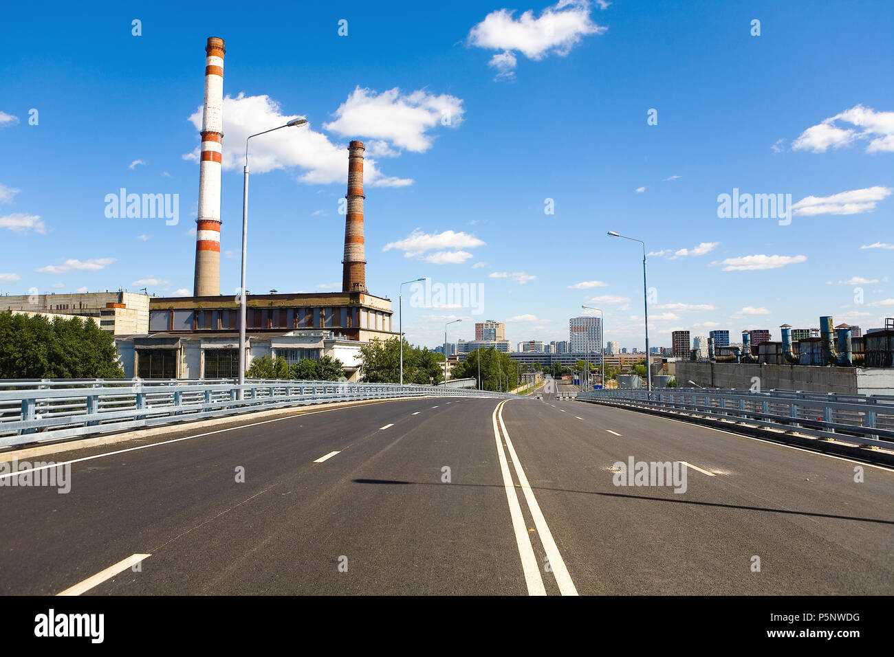 Eine neue Straße ohne Menschen und Autos in Moskau. Russland. Stockfoto