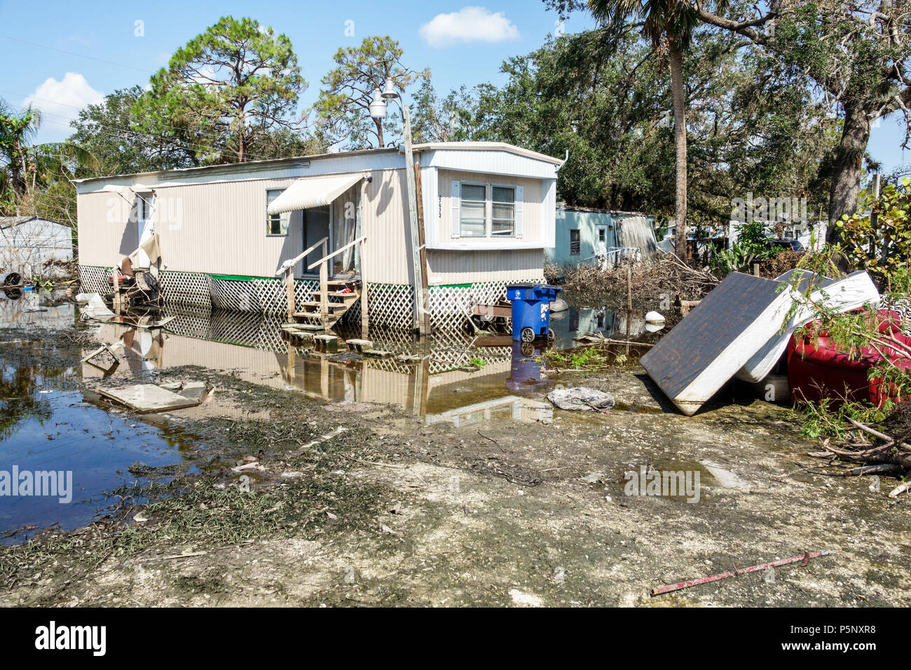 Florida, Bonita Springs, nach dem Hurrikan Irma Sturm Regen Schäden Zerstörung Nachwirkungen, Überschwemmungen, Mobilpark Wohnwagen nach Hause, Trümmer, Müll, stagnierendes Wasser, FL17 Stockfoto