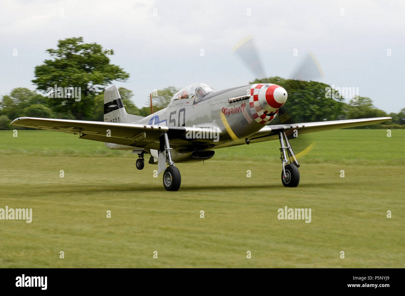 North American P-51D Mustang Marinell Zweiten Weltkrieg Jagdflugzeug der Hardwick Warbirds an ihrer Basis an Hardwick Flugplatz, Norfolk, Großbritannien. Stockfoto