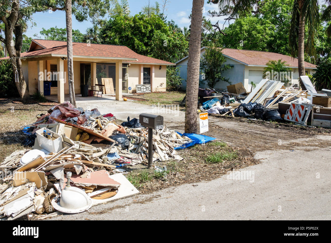Florida, Bonita Springs, nach Hurrikan Irma Sturmschäden Zerstörung Nachwirkungen, Überschwemmungen, Haus Häuser Häuser Wohnsitz, Nachbarschaft, Katastrophenhilfe Stockfoto