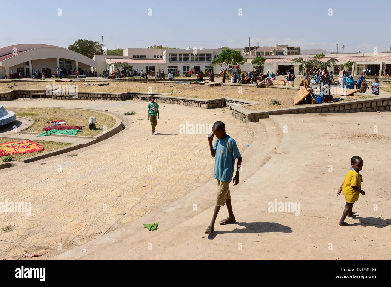 Äthiopien, Dire Dawa, intern Vertriebenen IDP Camp für äthiopische somalische Flüchtlinge aus Oromo region Binnenland nach politischen Auseinandersetzungen, Notunterkünfte im Sport Komplex/AETHIOPIEN, Dire Dawa, IDP Camp fuer Somalische Binnenfluechtlinge aus der Region Oromia provisorisch in einem Sportkomplex von der Regierung untergebracht Stockfoto