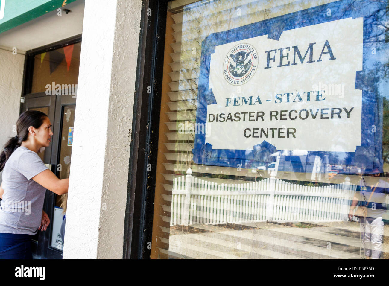 Immokalee Florida, FEMA State Disaster Recovery Center Center, Sturmhilfe, Erleichterung, Schild, Tür, hispanische Frau weibliche Frauen, Eintritt, FL170925210 Stockfoto