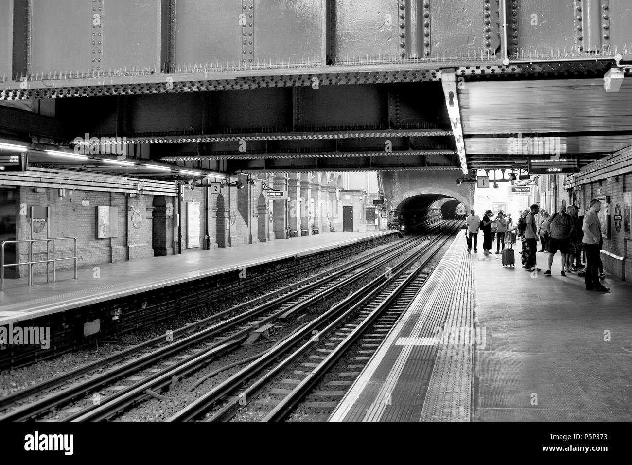 Passagiere auf der Plattform in der U-Bahn-Station Paddington in London Stockfoto