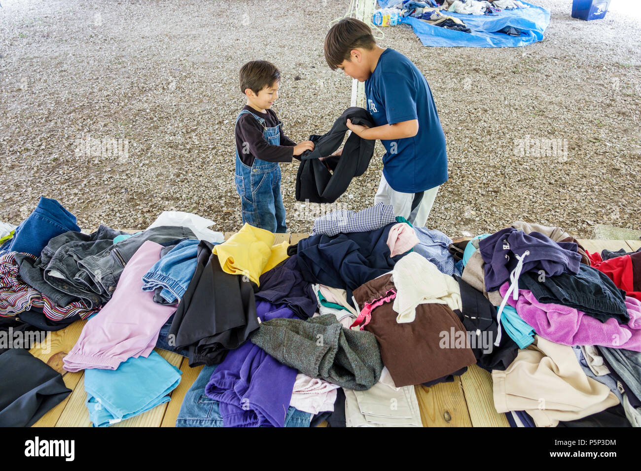 Florida, LaBelle, nach dem Hurrikan Irma, Sturmhilfe, Zerstörung nach der Katastrophe, Katastrophenhilfe, Spenden, kostenlose Kleidung, Verteilungspunkt, H Stockfoto