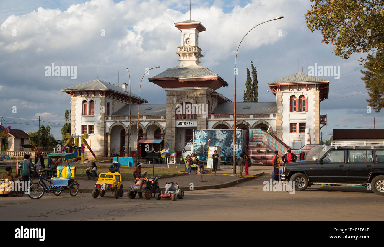 Spielzeugautos können außerhalb des alten Bahnhofs in Antsirabe, Madagaskar Stockfoto