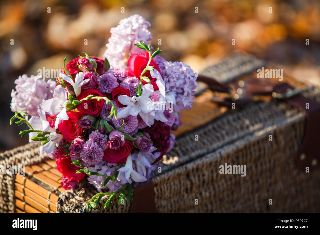 Wedding Bouquet Von Rosen Hyazinthe Aster Auf Einer Weide Koffer Stockfotografie Alamy