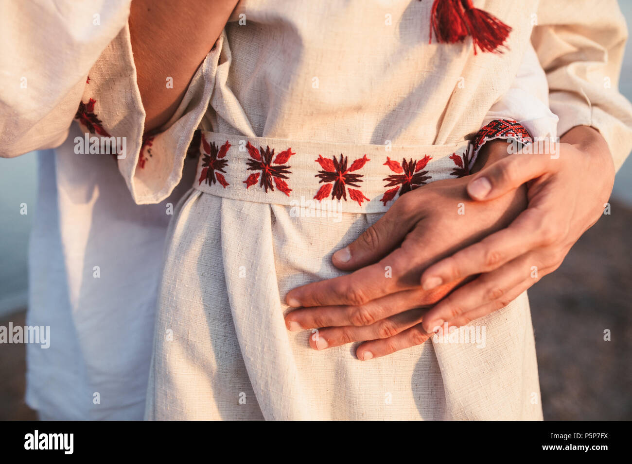 Schönes Paar in der Nationalen Ukrainischen bestickte Hemden Hemd, im Sonnenuntergang Stockfoto