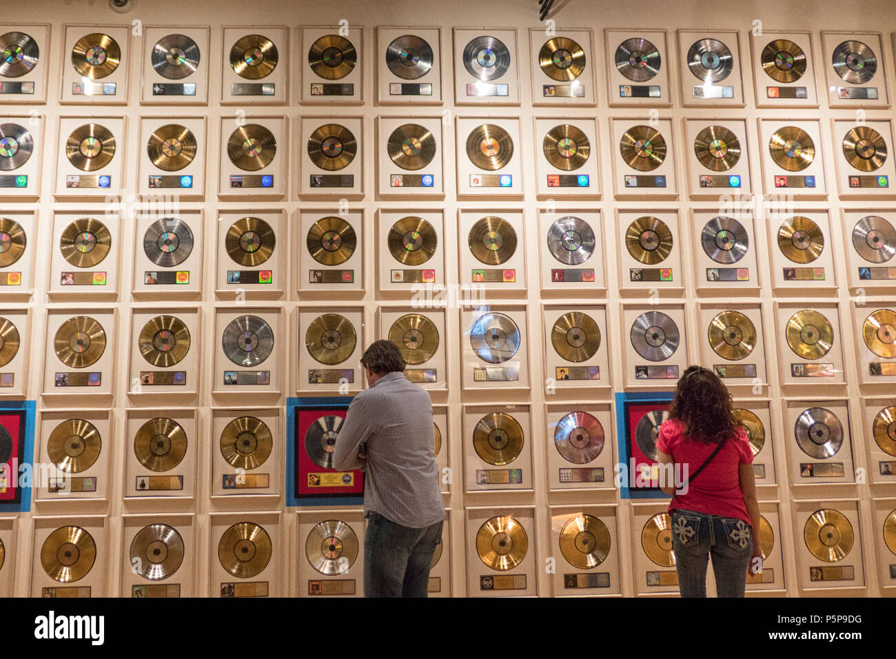 Besucher bewundern die Anzeige von Gold, Silber und Platin Schallplatten mit der Country Music Hall of Fame und Museum in Nashville, Tenessee Stockfoto