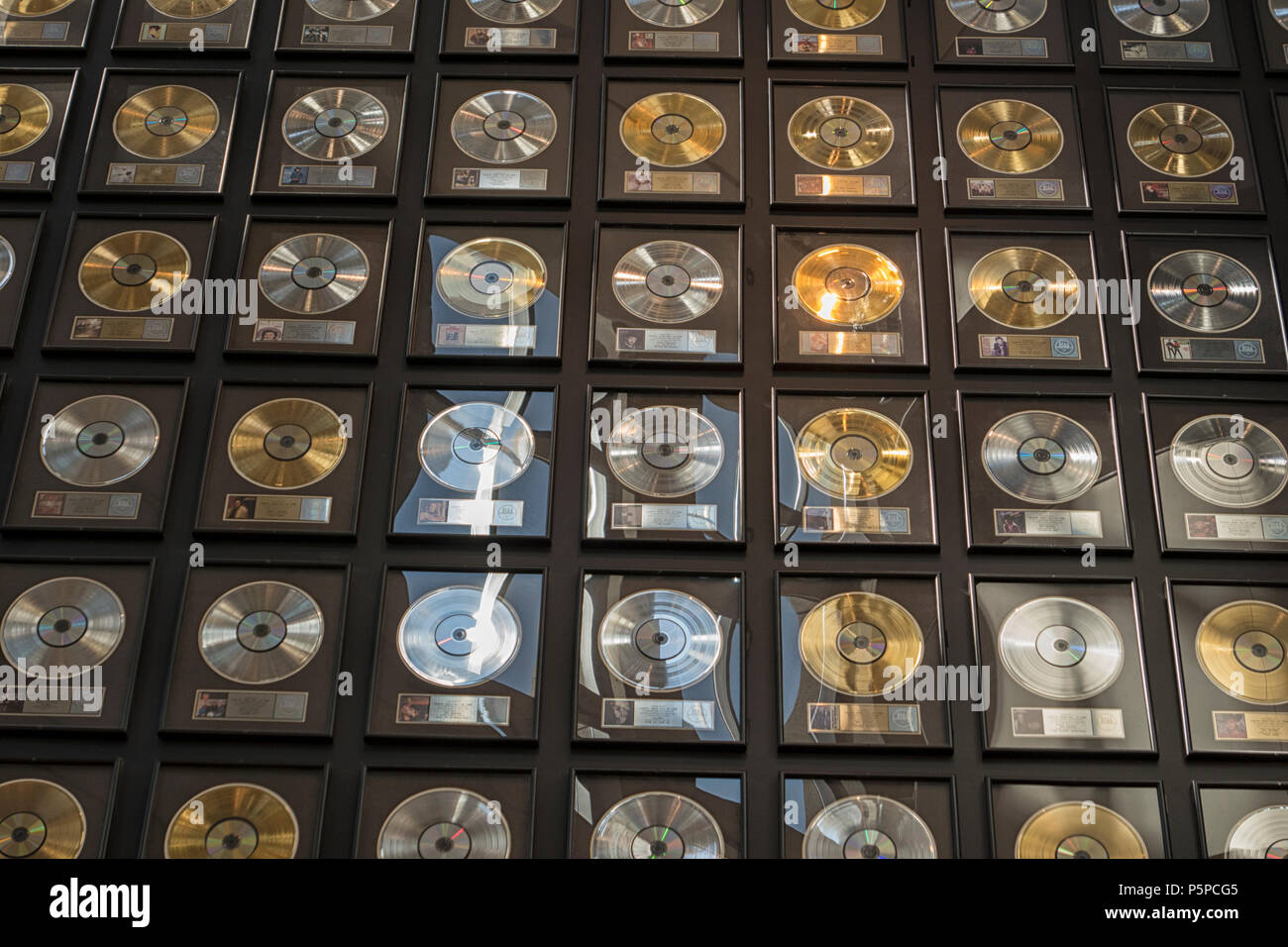Eine Anzeige von gold, Silber und Platin-Schallplatten der Country Music Hall Of Fame and Museum in Nashville, Tenessee Stockfoto